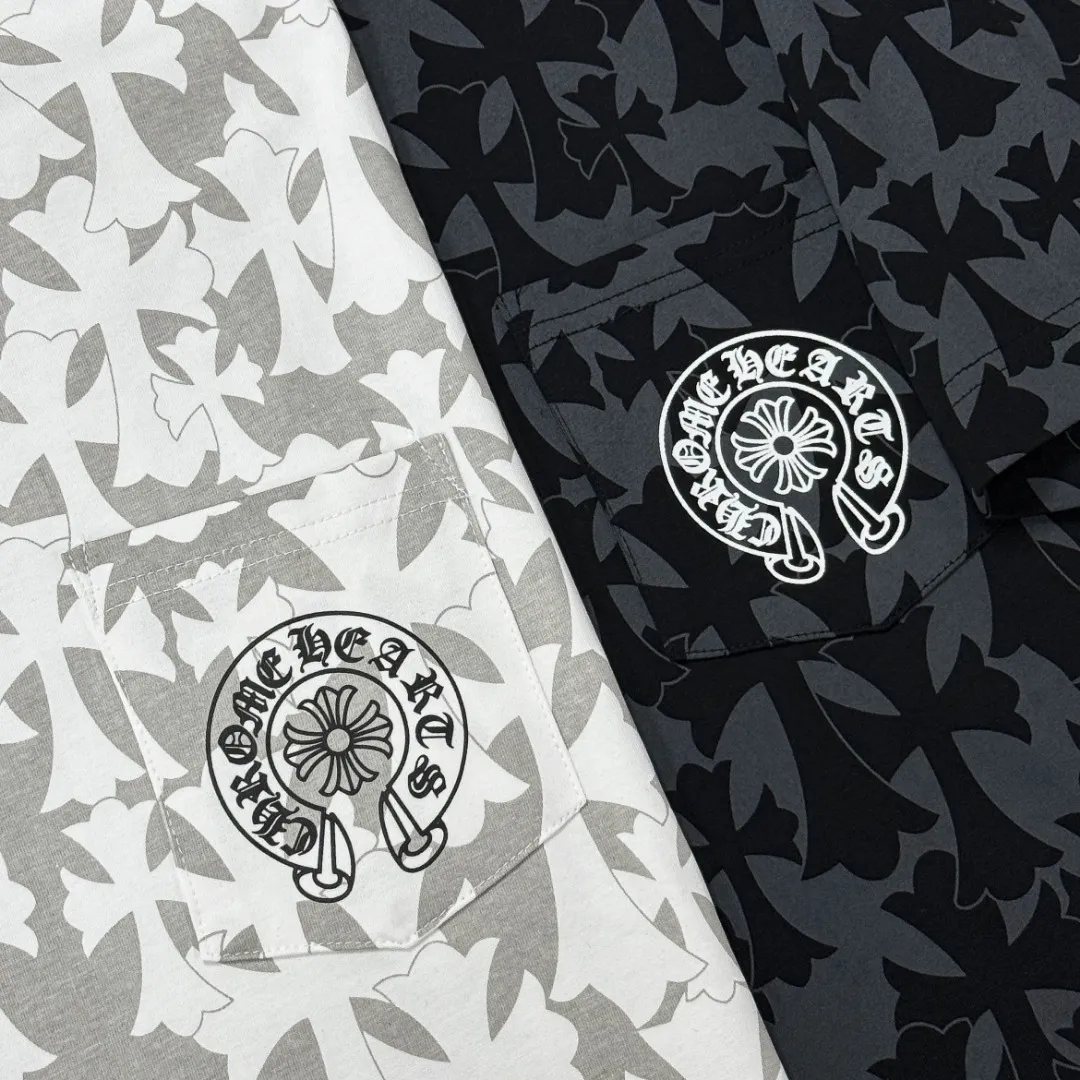P180 Chrome Hearts 25 high-end versions. The fabric is made of 300 grams of high-density pure cotton. It does not deform or shrink. It has three labels. It is the same style for men and women. Technology: all-over printing + digital printing. Color: white, black. SIZE: S-XL.